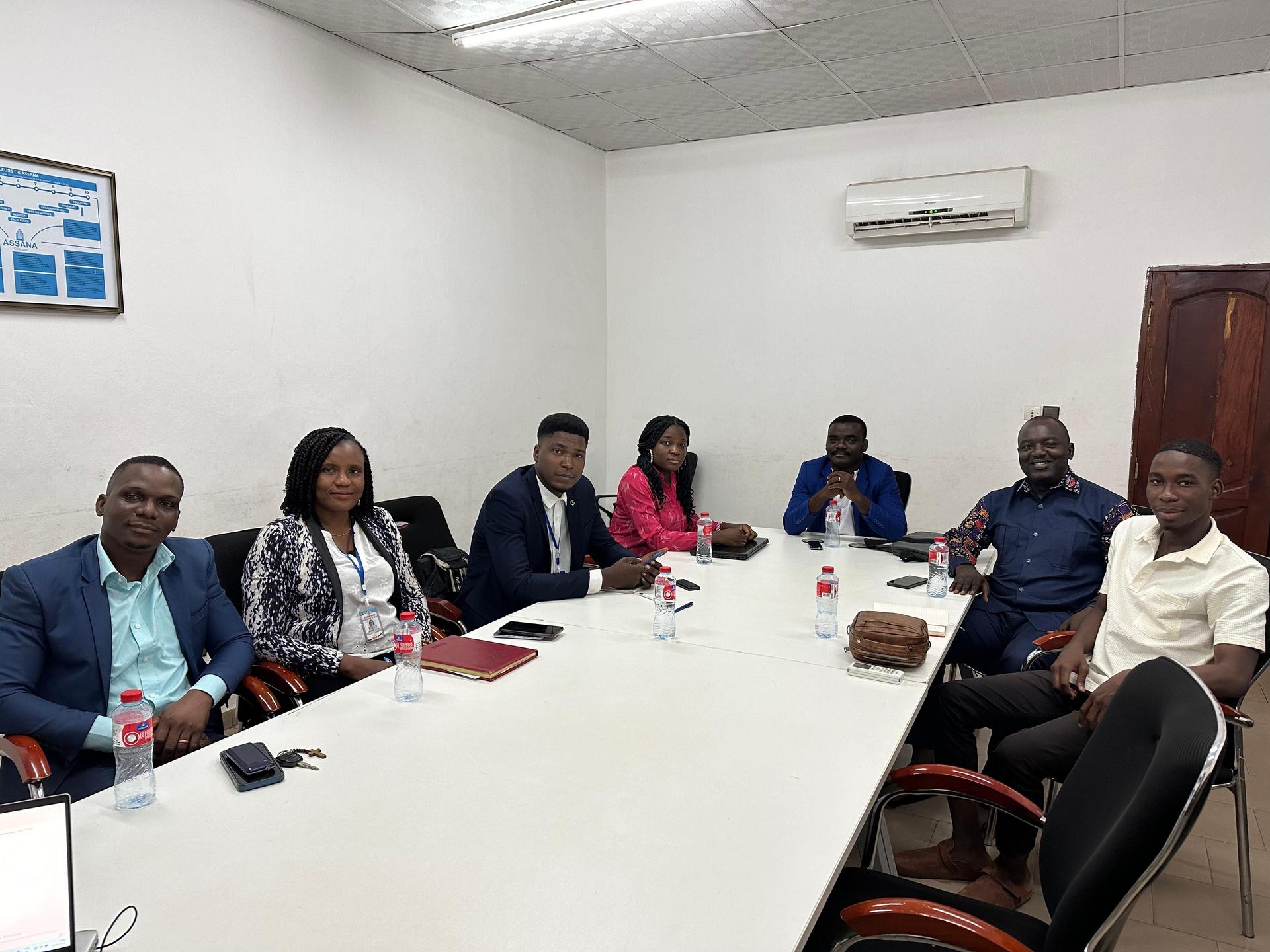 PREMIÈRE SÉANCE DE TRAVAIL AVEC LE GROUPE ASSANA GROUPE ET LA CLINIQUE DM DU BÉNIN LORS DE MA SUPERVISION D'UNE MISSION CHIRURGICALE AU BÉNIN
